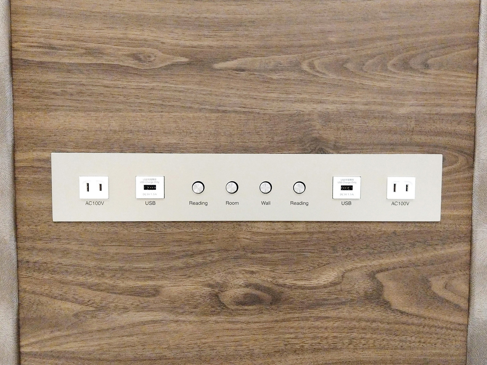 ホテル・トリフィート那覇旭橋 ヘッドボード　USB-A ・コンセント Outlet ...