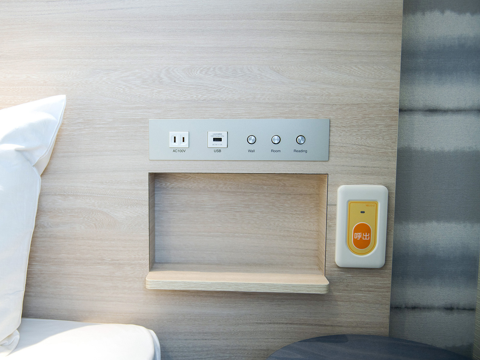 ホテル・トリフィート那覇旭橋 ヘッドボードにコンセント、USB-A、非常ボタン Ou...