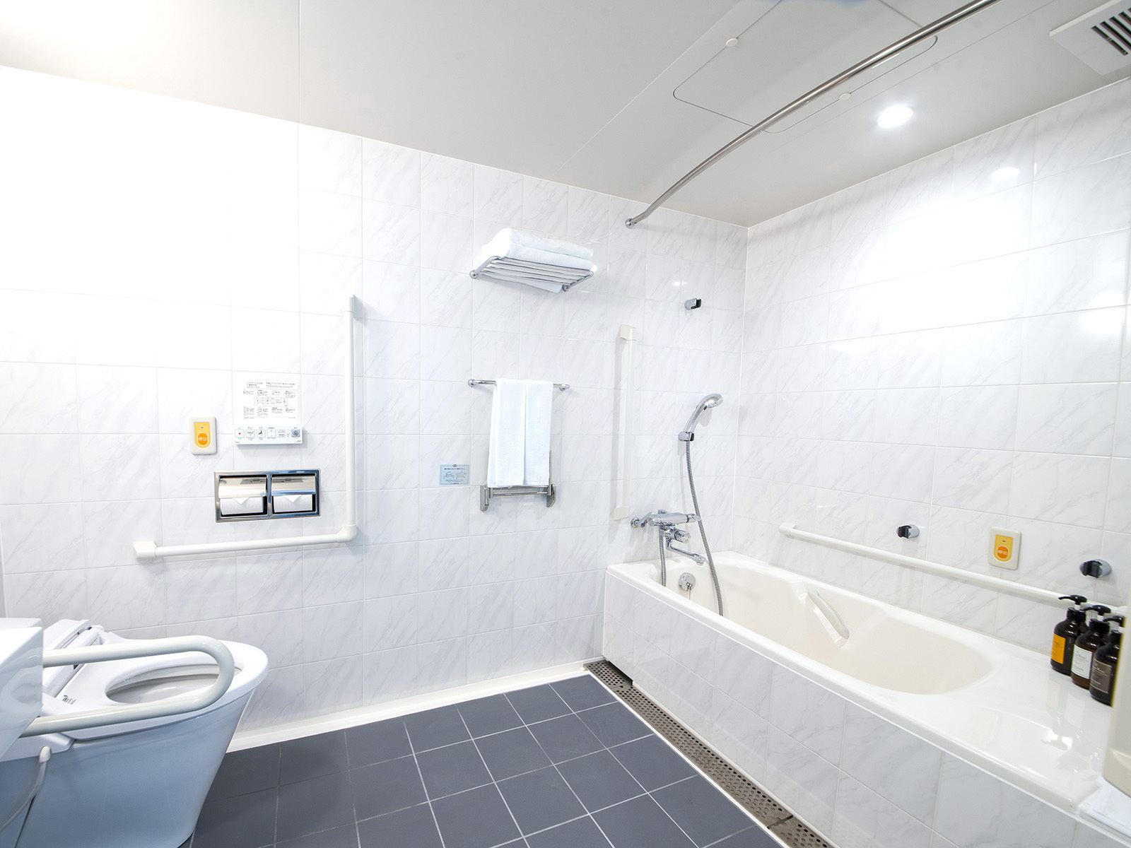 ホテル・トリフィート那覇旭橋 ユニバーサルバスルーム Bathroom with d...