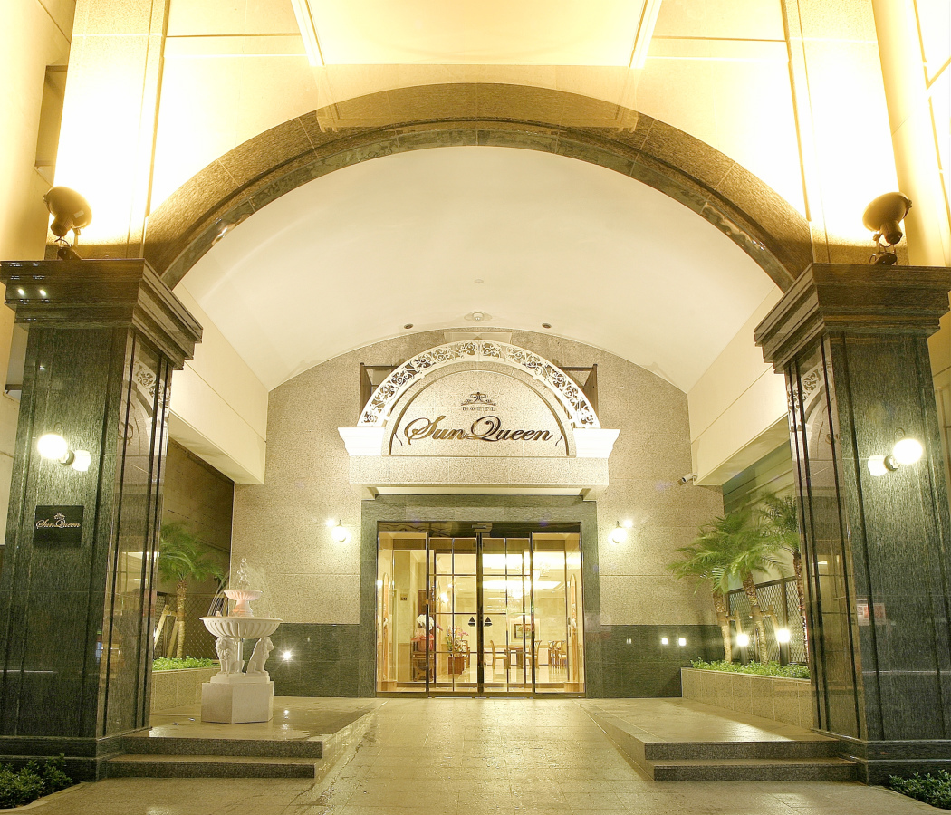 ホテル サン・クイーン 一年中暖かい沖縄へ！ 天然無垢材・フローリング仕様のホテルでGoodStay♪【素泊り】