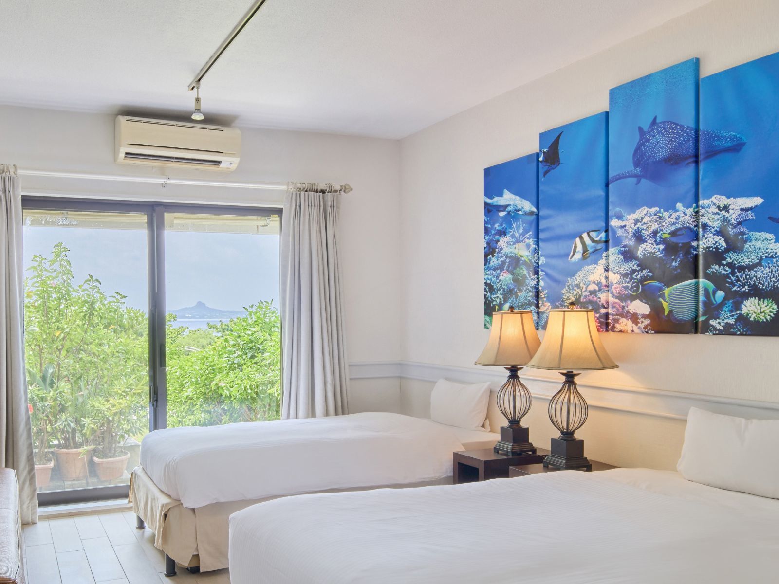 ロイヤルビューホテル美ら海 【スタンダードツイン・ガーデンプール】 テラスから海が...