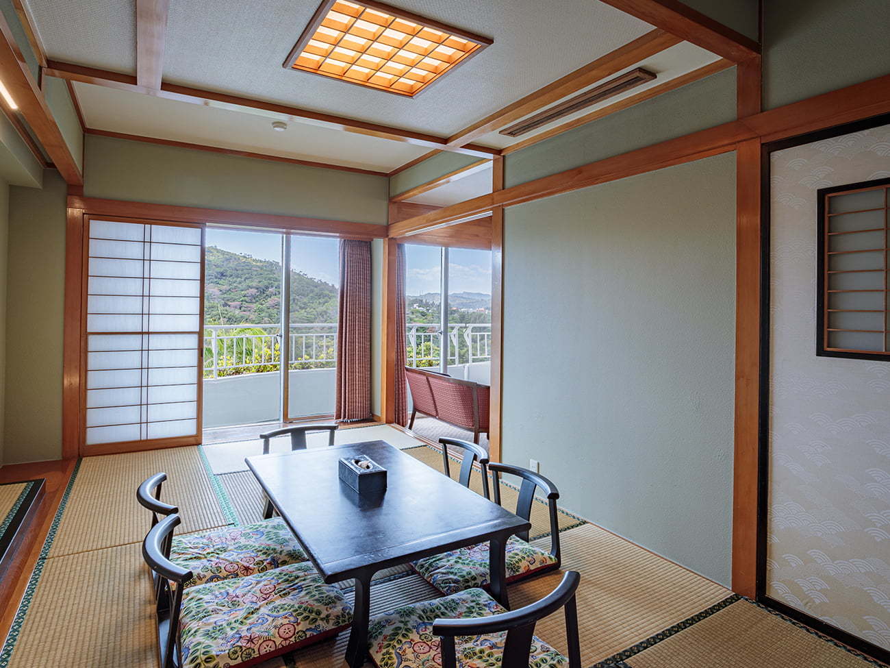 沖縄かりゆしビーチリゾート・オーシャンスパ ◆2室限定・琉球ルーム◆色鮮やかな紅型雑貨がお部屋を彩る／朝食付き