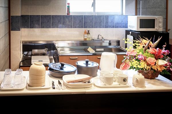 名護パークサイドコンドミニアムTKステイ 【共通】キッチンには各種調理器具、食器等を備えております。