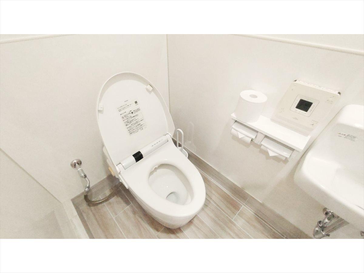 かりゆしコンドミニアムリゾート名護　シーサイドハウス 【2F-A】独立式トイレは、自動開閉の洗浄機付きタイプです。
