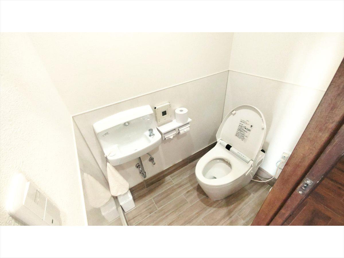 かりゆしコンドミニアムリゾート名護　シーサイドハウス 【2F-B】独立式トイレは、自動開閉の洗浄機付きタイプです。