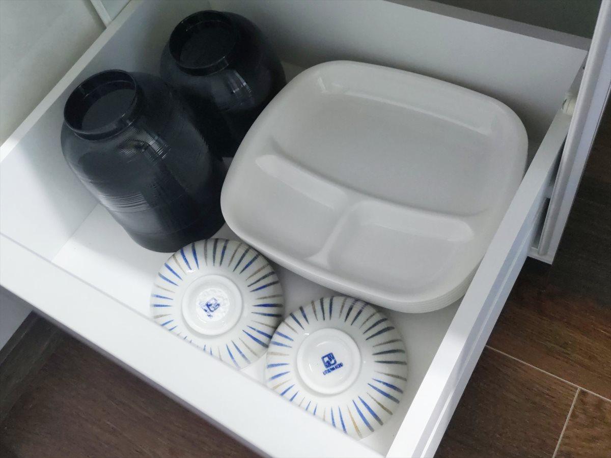 かりゆしコンドミニアムリゾート名護　シーサイドハウス 【2F-A】/【2F-B】ミニキッチンには食器や調理器具等揃えてございます。