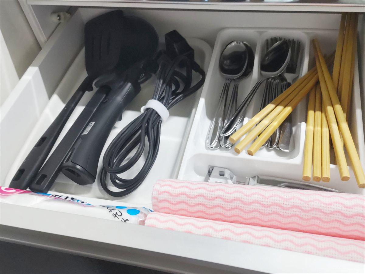 かりゆしコンドミニアムリゾート名護　シーサイドハウス 【2F-A】/【2F-B】ミニキッチンには食器や調理器具等揃えてございます。